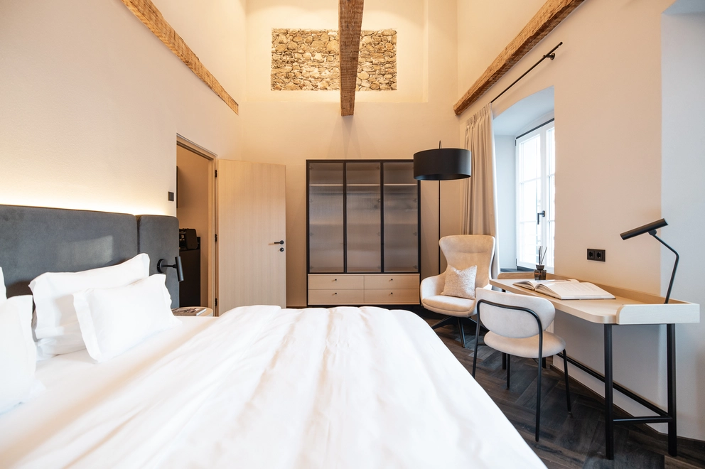 01 / 05 Schwarzer Adler, Sterzing, Südtirol