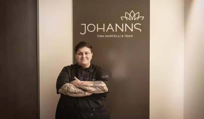 Grüner Michelin-Stern und vier Hauben prägen Tina Marcellis zeitgemäße, alpine Spitzenküche