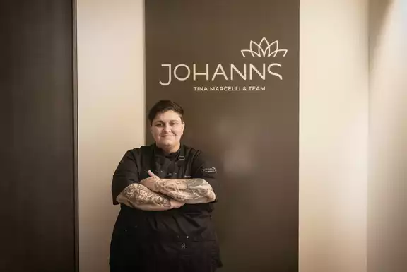 Grüner Michelin-Stern und vier Hauben prägen Tina Marcellis zeitgemäße, alpine Spitzenküche